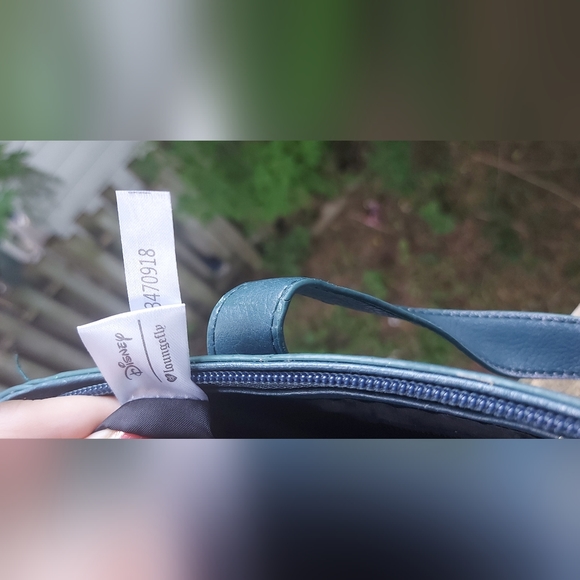 Loungefly Peter Pan & Tinkerbell pixie dust carryall - Picture 5 of 12